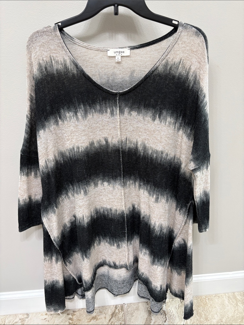 Umgee Black & Beige Tie-Dye V-Neck Pullover